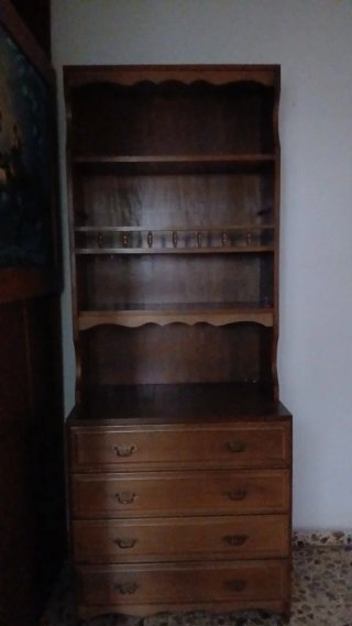 Mueble de madera con cajones