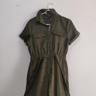 Mono verde militar manga corta talla M.
