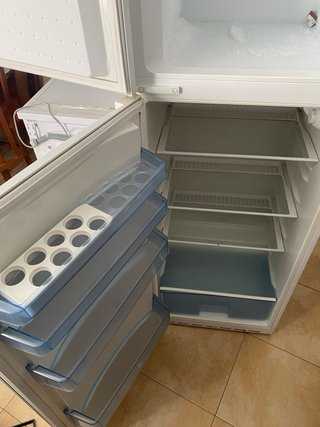 Nevera y congelador blanco