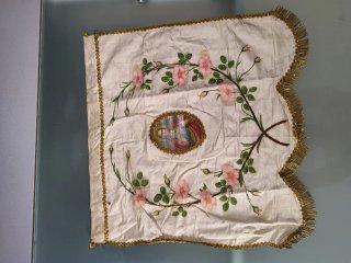 Estandarte antiguo pintado con pasamanería oro