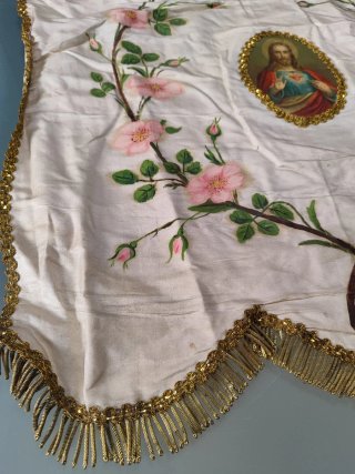 Estandarte antiguo pintado con pasamanería oro