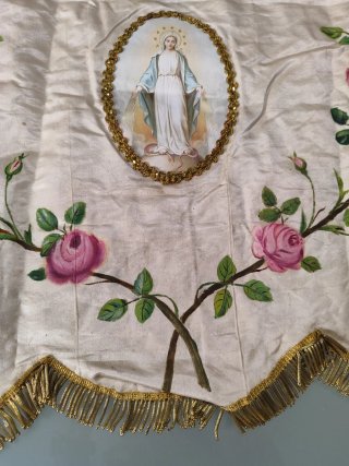 Estandarte antiguo pintado con pasamanería oro