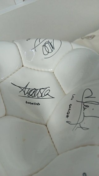 Balón de fútbol firmado. NO COMPRAR