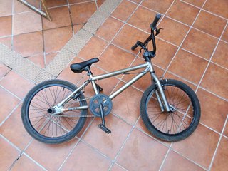 Bicicleta BMX plateada