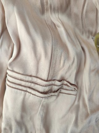 Chaqueta americana dorada levita