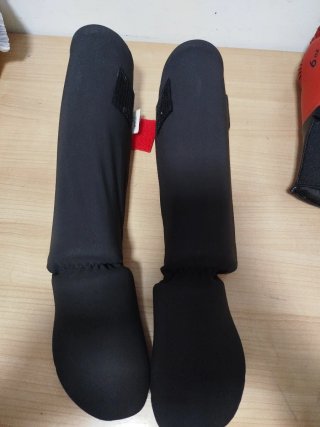 Guantes y espinilleras de boxeo Decathlon