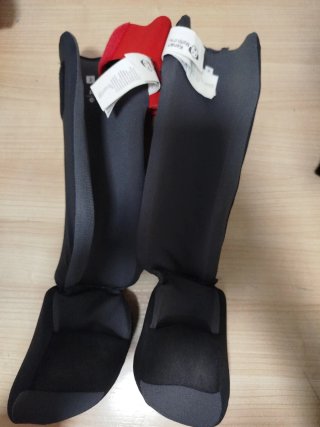 Guantes y espinilleras de boxeo Decathlon