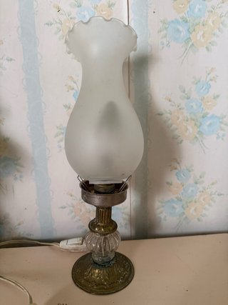 Lámpara de mesa antigua dorada