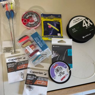 Set pesca: galleggianti, esche, fili, moschettoni