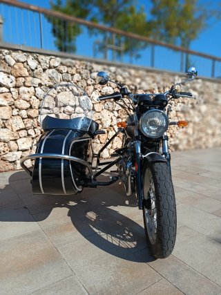 Royal Enfield con Sidecar Clásico Negro