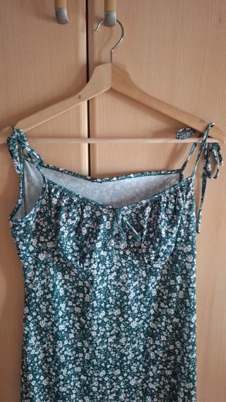 Vestido de verano verde con estampado floral