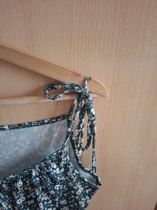 Vestido de verano verde con estampado floral