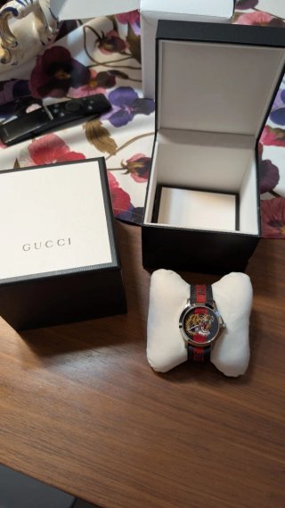 Orologio Gucci con tigre ricamata