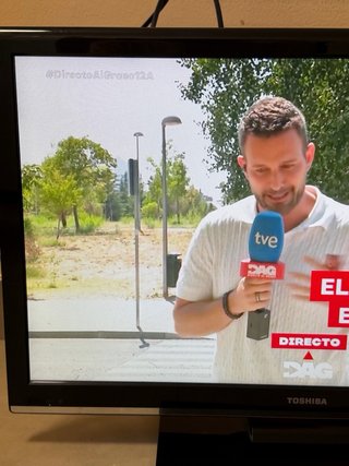 Dos monitores Toshiba negros