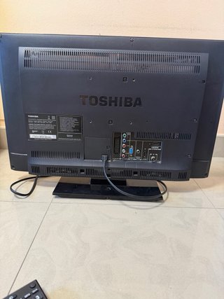 Dos monitores Toshiba negros