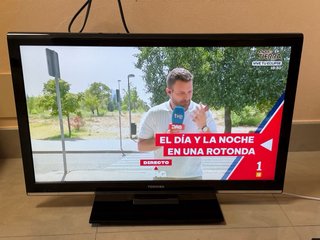 Dos monitores Toshiba negros