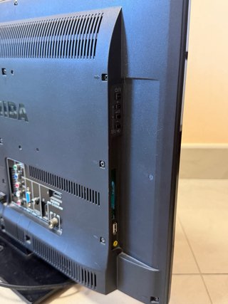 Dos monitores Toshiba negros
