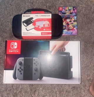 Nintendo Switch + Mario Kart 8 Deluxe + Funda