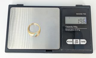 Anillo de oro de 18k piedras, 1.96 g, T-11.