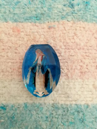 Piedra con Virgen azul