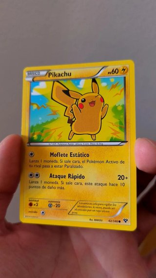 Lote de 4 cartas Pokémon: Pikachu y Charmander