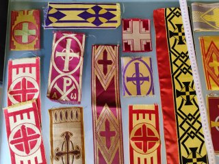 Lote retales telas litúrgicas cruces
