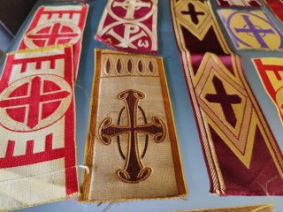 Lote retales telas litúrgicas cruces