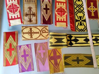 Lote retales telas litúrgicas cruces