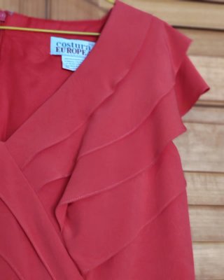 Vestido rojo elegante señora, color coral.