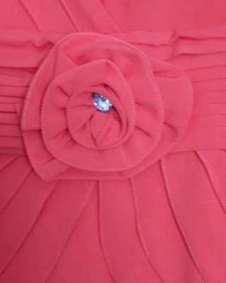 Vestido rojo elegante señora, color coral.