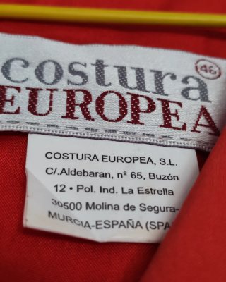 Vestido rojo elegante señora, color coral.