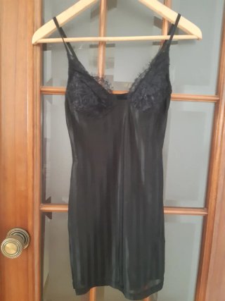 Vestido lencero negro con encaje
