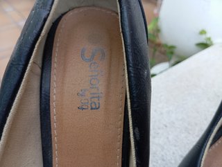 Zapatos de tacón negros con lazo