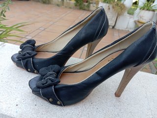 Zapatos de tacón negros con lazo