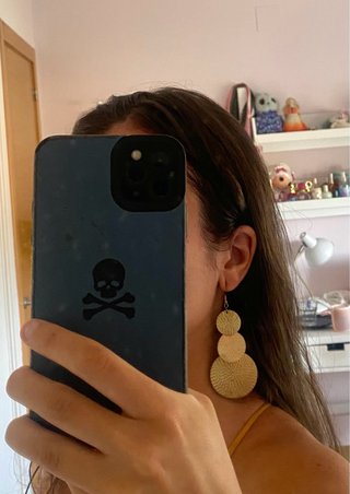 Pendientes largos dorados con diseño circular