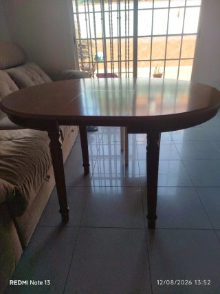Mesa redonda de madera y cristal