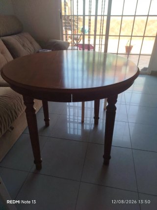 Mesa redonda de madera y cristal