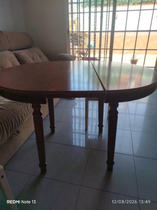Mesa redonda de madera y cristal