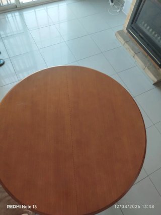 Mesa redonda de madera y cristal