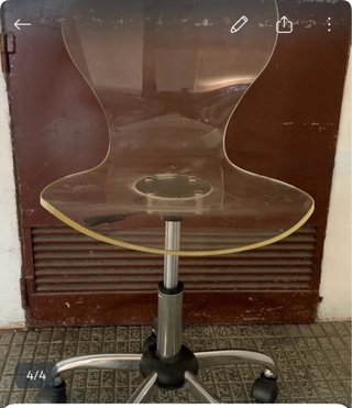 Silla de metacrilato transparente con ruedas
