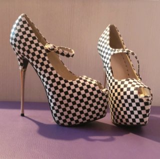 Zapatos de tacón a cuadros