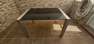 Mesa de cristal y metal moderna
