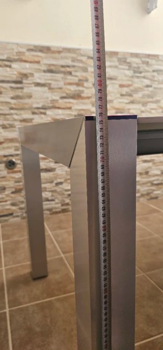 Mesa de cristal y metal moderna