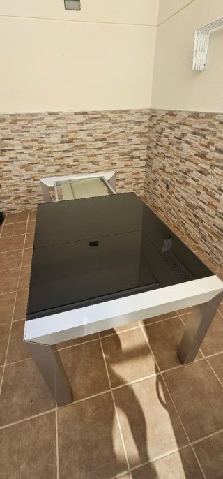 Mesa de cristal y metal moderna
