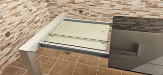 Mesa de cristal y metal moderna