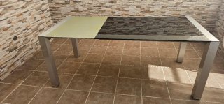 Mesa de cristal y metal moderna