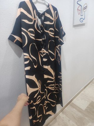 Vestido estampado negro con espirales marrones