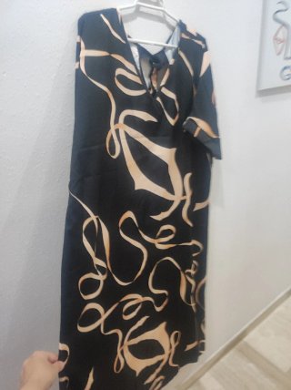 Vestido estampado negro con espirales marrones