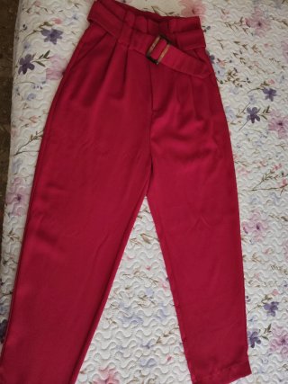 Pantalón rojo con cinturón