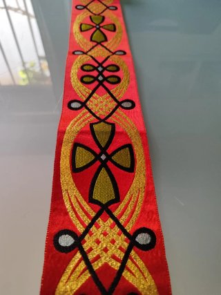 Cinta de tejido litúrgico bordada
